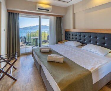 Aurasia Seaside Hotel Standart Deniz Manzaralı Oda (4)
